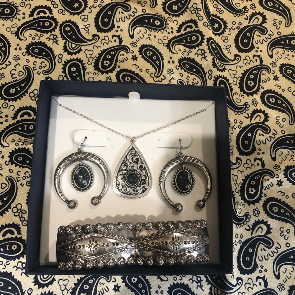 Black and silver jewelry set
